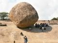 250 टन के इस पत्थर का राज है 1200 साल पुराना, आज तक नहीं हिला पाया कोई - Hindi News | mystery behind Krishna butter ball rock, nobody can move this 250 ton stone, see pics images | Latest weird Photos at Lokmatnews.in