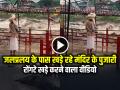 VIDEO: जलप्रलय के पास खड़े रहे मंदिर के पुजारी, रोंगटे खड़े करने वाला वीडियो - Hindi News | Kull Hanuman Mandir Viral Video Priests stood near the flood watch video | Latest weird News at Lokmatnews.in