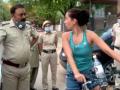 दिल्ली में बिना मास्क पहने घूम रही विदेशी महिला का ड्रामा - Hindi News | Uruguay was stopped by Police in Vasant Vihar as she was cycling without wearing a pair of gloves or mask. | Latest india Videos at Lokmatnews.in