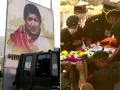 लता मंगेशकरः शोक में डूबा विश्व जगत, रो-रो कर फैंस का बुरा हाल - Hindi News | lata mangeshkar passes away at 92 mortal remains to be taken to shivaji park for last respects | Latest bollywood Photos at Lokmatnews.in