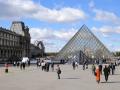 पेरिस लूवर संग्रहालय डकैती के बाद बंद, चोर ज्वैलरी लेकर उड़े - Hindi News | Paris's Louvre Museum shut after robbery, thieves flee with jewellery | Latest spirituality News at Lokmatnews.in