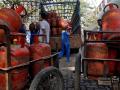 Gas Crisis: भारत में एलपीजी संकट, मुंबई, दिल्ली में होटल -रेस्टोरेंट पर संकट?, महानगर में लंबी कतार, वीडियो - Hindi News | Mumbai Gas Crisis LPG Crisis Hits India Video Shows Passengers Standing Long Queues Kolkata's Tollygunge Auto Stand Supply Cut Beyond 25% Could Be Catastrophic | Latest business News at Lokmatnews.in