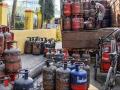LPG Crisis: गैस सिलेंडर की कमी और बढ़ती कीमतें..., जानें आपके शहर में आज क्या है LPG का रेट - Hindi News | LPG Gas cylinder shortage and rising prices find out LPG rate in your city today | Latest india News at Lokmatnews.in