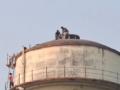 VIDEO: रेलवे स्टेशन पर पानी की टंकी पर चढ़ा शख्स, बचाने के लिए फायर ब्रिगेड और RPF उतरी मैदान में; देखें वीडियो - Hindi News | Lucknow Man climbs onto water tank at railway station fire brigade and RPF rush to rescue him watch viral video | Latest weird News at Lokmatnews.in