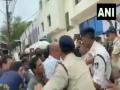 Video: जिला पंचायत ऑफिस के बाहर दिग्विजय सिंह ने पुलिस से की धक्कामुक्की, पकड़ा अफसर का कॉलर, देखें वायरल वीडियो - Hindi News | Madhya Pradesh congress Digvijay Singh clashed mp police outside district panchayat office caught officer collar photo viral | Latest india News at Lokmatnews.in