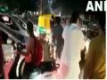 मध्य प्रदेश के खेल मंत्री ट्रैफिक जाम खत्म कराने के लिये खुद संभालना पड़ा मोर्चा, देखें पूरा वाक्या - Hindi News | Madhya Pradesh Sports Minister Jitu Patwari helped in managing traffic after he got stuck in a traffic jam in Indore | Latest india News at Lokmatnews.in