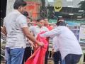VIDEO: बीजेपी कार्यकर्ताओं ने डोंबिवली के कांग्रेस नेता 'मामा' पगारे को सरेआम जबरन पहनाई साड़ी - Hindi News | Thane News: BJP Workers Drape Dombivali Congress Leader 'Mama' Pagare In Saree After He Shares Morphed Image Of PM Modi Online; Video Viral | Latest india News at Lokmatnews.in