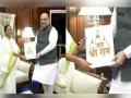 जय श्री राम के नारे पर 'भड़कने' वाली ममता बनर्जी ने अमित शाह से ली रामायण? जानें वायरल तस्वीर का सच - Hindi News | Did WB CM Mamata Banerjee accept Ramayan from Amit Shah, Fact Check here is truth | Latest weird News at Lokmatnews.in