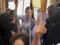 मुंबई सेंट्रल रेलवेः लोकल ट्रेन के महिला डिब्बे में बुर्का पहनकर शख्स घुसा, अफरातफरी का माहौल, केस दर्ज - Hindi News | Viral Video Man Disguised Burqa Enters Ladies Coach Mumbai Central Railway Local Train Case Filed police watch | Latest weird News at Lokmatnews.in
