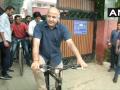 ऑड-ईवन के चलते ऑफिस के लिये साइकल से निकले डिप्टी सीएम मनीष सिसोदिया - Hindi News | Delhi Deputy Chief Minister Manish Sisodia leaves for his office on a bicycle from his residence in Delhi | Latest india News at Lokmatnews.in