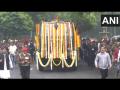 Manmohan Singh Funeral: पूर्व पीएम की अंतिम यात्रा शुरू, साथ-साथ चल रहा लोगों का हुजूम - Hindi News | Manmohan Singh Funeral live updates Last journey of former PM begins crowd of people walking | Latest india News at Lokmatnews.in