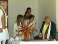 Donald Trump: ट्रंप की पत्नी मेलानिया नहीं चला पाईं चरखा, तो PM मोदी ने आश्रम के लोगों को बुलाया, हैरान मेलानिया ने पूछा ये सवाल - Hindi News | Donald Trump's wife Melania could not drive Charkha than pm narendra Modi called the people of the sabarmati ashram, surprised Melania asked this question | Latest india News at Lokmatnews.in