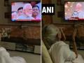 बेटे नरेन्द्र मोदी को पीएम पद की शपथ लेते लाइव देख रहीं थी मां हीराबेन, ताली बजाकर किया स्वागत - Hindi News | Heeraben Modi, mother of PM Narendra Modi watching the swearing in ceremony | Latest india News at Lokmatnews.in