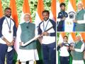 PM Modi Meets Indian Olympic Contingent: हॉकी टीम ने पीएम को स्टिक भेंट की, मनु से पिस्टल के बारे में पूछते रहे प्रधानमंत्री, देखें वीडियो - Hindi News | watch PM Modi Meets Indian Olympic Contingent Hockey team presented stick PM kept asking Manu Bhaker about pistol, watch video | Latest india News at Lokmatnews.in