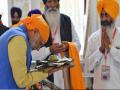 करतारपुर कॉरिडोर के उद्घाटन से पहले पीएम मोदी ने गुरुद्वारा में टेका मत्था, तस्वीरें वायरल - Hindi News | Kartarpur corridor inauguration Updates: PM Modi pays obeisance at Ber Sahib Gurudwara | Latest weird News at Lokmatnews.in