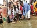 'नेताजी' को याद किया काशी ने, लोगों ने गंगा में दीपदान करके दी श्रद्धांजलि - Hindi News | Varanasi remembered 'Netaji', the public paid tribute by donating a lamp in the Ganges | Latest india News at Lokmatnews.in