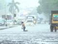 मुंबई में बारिश के कहर से थमने लगी रफ्तार, जनजीवन हुआ अस्त-व्यस्त - Hindi News | mumbai rain water logging local train weather updates | Latest india News at Lokmatnews.in