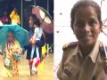 #KuchhPositiveKarteHain: मुंबई - इस महिला पुलिसकर्मी के लिए जान से बढ़कर है ड्यूटी, बारिश में ऐसे कर रही लोगों की मदद, वीडियो वायरल - Hindi News | A Mumbai Policewoman helps wade through a waterlogged street in Mumbai's Hindmata | Latest weird News at Lokmatnews.in