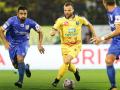 ISL 2018: केरला ब्लास्टर्स के खिलाफ हार से बचा मुम्बई एफसी, आखिरी मिनटों में इस खिलाड़ी ने दागा गोल - Hindi News | isl 2018 pranjal bhumij late goal helps mumbai city fc to draw against kerala blasters | Latest football News at Lokmatnews.in
