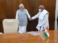 प्रधानमंत्री मोदी ने थामा पूर्व पीएम देवगौड़ा का हाथ, कई मुद्दों पर चर्चा, मुलाकात की तस्वीरें वायरल - Hindi News | pm Narendra Modi meets former PM H D Deve Gowda in Parliament winter session November 29 | Latest india News at Lokmatnews.in