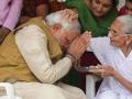 शपथ ग्रहण समारोह में शामिल होने से पहले PM मोदी ने लिया मां का आशीर्वाद - Hindi News | narendra modi met his mother | Latest india News at Lokmatnews.in