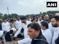 पैतृक गांव सैफई में पंचतत्व में विलीन हुए 'नेताजी', अंतिम संस्कार में मौजूद हुए राजनाथ सिंह और तेजस्वी यादव और अन्य नेता - Hindi News | Last rites of Mulayam Singh Yadav being performed at his ancestral village, Saifai | Latest india News at Lokmatnews.in