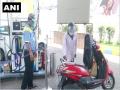 कोरोना संकटः बिना मास्क के पेट्रोल पंपों पर नहीं मिलेगा तेल, खाली हाथ लौटना पड़ेगा घर  - Hindi News | coronavirus: a petrol pump has put up posters of 'no mass, no petrol, diesel, CNG in Bhubaneswar | Latest india News at Lokmatnews.in