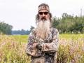 Phil Robertson passes away: डक डायनेस्टी स्टार फिल रॉबर्टसन का 79 साल की उम्र में निधन; जानिए कैसे हुई उनकी मौत - Hindi News | Phil Robertson, Duck Dynasty star, passes away at 79; here's how he died | Latest world News at Lokmatnews.in