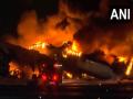 Japan Plane Fire: टोक्यो के हानेडा हवाई अड्डे के रनवे पर एक विमान में लगी आग, वीडियो हुआ वायरल - Hindi News | VIDEO: A plane caught fire on the runway of Tokyo's Haneda Airport, video went viral | Latest world News at Lokmatnews.in