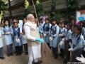 Gandhi Jayanti: बच्चों संग हाथ में झाड़ू थामे प्रधानमंत्री मोदी, गांधी जयंती पर स्वच्छता अभियान में हिस्सा लिया, देखें तस्वीरें - Hindi News | PM Modi Participates In Cleanliness Drive On Gandhi Jayanti see photos | Latest india Photos at Lokmatnews.in