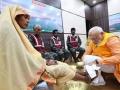 सफाई कर्मियों के पैर धोते पीएम मोदी का वीडियो वायरल, लोगों ने कहा चुनावी स्टंट! - Hindi News | | Latest weird News at Lokmatnews.in