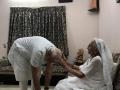 पीएम मोदी ने अपनी मां हीराबेन से गांधीनगर में की मुलाकात, पैर छूकर लिया आशीर्वाद - Hindi News | PM Modi meets her mother at gandhinagar | Latest india News at Lokmatnews.in
