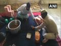 Coronavirus: मुश्किल घड़ी में जरूरतमंदों और गरीबों के लिए मसीहा बनी पुलिस, खाना तैयार कर मुफ्त में बांट रही - Hindi News | corona virus outbreak up police distributing free foods to needy and poor people | Latest india News at Lokmatnews.in