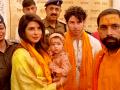 अयोध्या पहुंचीं प्र‍ियंका चोपड़ा, बेटी मालती और पति निक जोनस संग किए रामलला के दर्शन - Hindi News | Priyanka Chopra in Ayodhya Temple with Husband Nick Jonas and Daughter Malti see photos | Latest bollywood Photos at Lokmatnews.in
