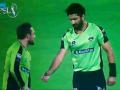 PSL 2018: मैदान में 'मजेदार अंदाज' में भिड़े दो पाकिस्तानी खिलाड़ी, वीडियो हुआ वायरल - Hindi News | PSL 2018: bizarre scuffle erupted between Sohail Khan and Yasir Shah, Watch Video | Latest cricket News at Lokmatnews.in