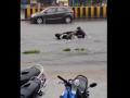 Pune Rains: बारिश से बेहाल पुणे... सड़क पर बहती स्कूटी संभालने के लिए डूबता दिखा युवक, जलमग्न सड़कों का वीडियो वायरल - Hindi News | Pune Rains Young man seen drowning to handle the scooter floating on the road video of submerged roads goes viral | Latest weird News at Lokmatnews.in