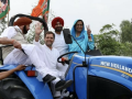 Kheti Bachao Tractor Rally: कृषि कानूनों के खिलाफ Punjab में Rahul Gandhi का विरोध प्रदर्शन - Hindi News | Kheti Bachao Tractor Rally: Rahul Gandhi's protest in Punjab against agricultural laws | Latest india Videos at Lokmatnews.in