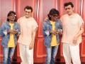 VIDEO:'दिल पे चलाई छूरियां' से वायरल हुए राजू कलाकार से मिले सोनू निगम - Hindi News | Sonu Nigam finally meets viral Dil Pe Chalai Churiya performer Raju Kalakar | Latest bollywood News at Lokmatnews.in