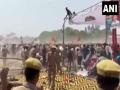 VIDEO: सपा प्रमुख अखिलेश यादव की लोकसभा चुनाव रैली में फिर भगदड़ जैसी स्थिति, बेकाबू हुई भीड़ - Hindi News | Stampede-like situation at Akhilesh Yadav's Lok Sabha election rally again | Latest spirituality News at Lokmatnews.in