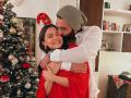 रणबीर-आलिया की क्रिसमस सेलिब्रेशन की तस्वीरें वायरल - Hindi News | Ranbir Kapoor Kisses Alia Bhatt from Christmas Celebrations see pics | Latest bollywood Photos at Lokmatnews.in