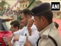 VIDEO: बिहार के अररिया में चुनाव प्रचार के दौरान तेजस्वी यादव को पीठ में हुआ भयंकर दर्द, पुलिस ने राजद नेता को कार तक पहुंचाया - Hindi News | Tejashwi Yadav Develops Back Pain While Campaigning In Bihar's Araria, Police Help RJD Leader Reach Car | Latest india News at Lokmatnews.in