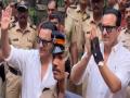 VIDEO: अस्पताल से छुट्टी मिलने के बाद सैफ अली खान घर पहुंचे, मीडिया का हाथ हिलाकर किया अभिवादन - Hindi News | VIDEO: Saif Ali Khan reached home after being discharged from the hospital, greeted the media by waving his hand | Latest bollywood News at Lokmatnews.in