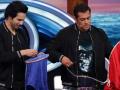 Bigg Boss 12: वरुण धवन ने सलमान से करवाई सिलाई, वीडियो में देखें - Hindi News | Bigg Boss 12: Varun Dhawan seen at bigg boss house given task to Salman, watch in video | Latest television News at Lokmatnews.in