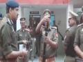 यूपी पुलिस के इस सब-इंस्पेक्टर को नहीं पता बंदूक में गोली कहां से डाली जाती है! क्या है मामला जानिए - Hindi News | | Latest weird News at Lokmatnews.in