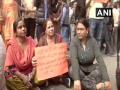 CAA Protest: शाहीन बाग में परेशान महिलाएं सड़कों पर उतरीं, रास्ता खुलवाने की जद्दोजहद जारी - Hindi News | Delhi Residents of Sarita Vihar and Jasola hold protest against the anti-CAA protests in ShaheenBagh | Latest india News at Lokmatnews.in