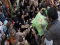 रमजान के महीने में पाकिस्तान के लोगों को नहीं मिल रहा आटा, सरकारी दुकानों पर पुलिस की पिटाई का सामना करना पड़ रहा है - Hindi News | People of Pakistan not getting flour in the month of Ramzan | Latest world News at Lokmatnews.in