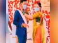 गजब: शादी में वरमाला की जगह दूल्हा-दुल्हन ने एक-दूसरे को पहनाया कुछ ऐसा, जिसे देख हर कोई रह गया हैरान, वीडियो वायरल - Hindi News | bride and groom wear masks instead of garlands video goes viral on social media | Latest weird News at Lokmatnews.in