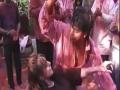 होली के मौके पर गौरी को गोद में उठाकर शाहरुख खान ने जमकर किया डांस, वीडियो वायरल - Hindi News | Shah Rukh Khan And Gauri Khan At Holi Party Goes Viral at Subash Ghai house | Latest bollywood News at Lokmatnews.in
