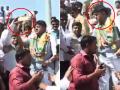 Viral Video: कांग्रेसी मंत्री ने खोया आपा,  फेंक दिया सेल्फी ले रहे युवक का मोबाइल - Hindi News | Karnataka Minister or congress leader DK Shivkumar slaps away phone of a man who was trying taking a selfie in Bellary | Latest weird News at Lokmatnews.in