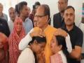 Shivraj Singh Chouhan: शिवराज सिंह चौहान को पकड़ कर रोने लगीं महिलाएं, कहा- हम सभी ने आपको वोट किया था, देखें वीडियो - Hindi News | WATCH Former Madhya Pradesh Chief Minister and senior BJP leader Shivraj Singh Chouhan meets women supporters Bhopal | Latest weird News at Lokmatnews.in